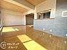 リビング/ダイニング：バルコニーに面した広々とした窓のあるリビングで、日中はお部屋全体に明るい光が差し込みます