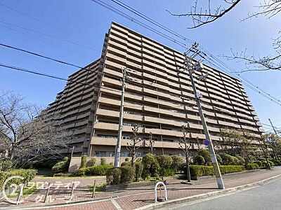 外観:洗練されたデザインが目を引く重厚感あふれる佇まいですね。周囲の街並みと調和しながらも圧倒的な存在感を放っており、住まうことの誇りを日々感じさせてくれる美しい外観デザインに仕上がっています 外観:洗練されたデザインが目を引く重厚感あふれる佇まいですね。周囲の街並みと調和しながらも圧倒的な存在感を放っており、住まうことの誇りを日々感じさせてくれる美しい外観デザインに仕上がっています