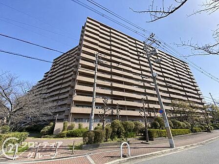 洗練されたデザインが目を引く重厚感あふれる佇まいですね。周囲の街並みと調和しながらも圧倒的な存在感を放っており、住まうことの誇りを日々感じさせてくれる美しい外観デザインに仕上がっています