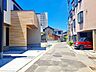 その他：幅広い道路が確保されており、車の出入りがスムーズに行えます。周辺環境も整備されており、快適な生活をサポートします。