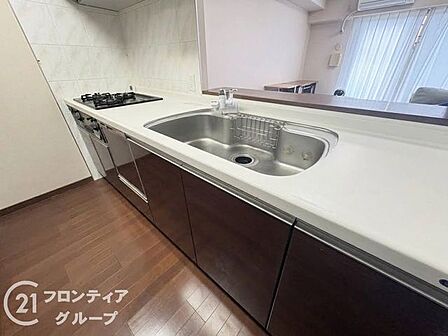 洗練されたデザインのシステムキッチンは、毎日の料理を快適で楽しい時間に演出します。豊富な収納も魅力です