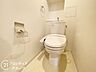 トイレ：白を基調とした清潔感のある明るい空間。温水洗浄便座付きで、毎日快適・清潔に使用できます。操作しやすい壁面リモコンを採用しています