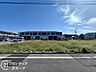 外観：穏やかな青空のもとで新たな生活の足跡を刻み始める特別な場所ですね！豊かな日差しに包まれる広々とした敷地が未来への期待感を大きく高めてくれます