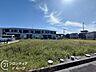 駐車場：開放感あふれる青空の下で理想の住まいづくりがゆっくりと始まります！周囲の景色と美しく調和する広々とした敷地で新しい毎日への胸が高鳴ります