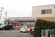 コンビニ「セブンイレブン三木中自由が丘店まで557ｍ」