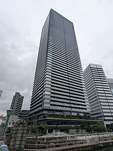 外観：地上55階建ての免震構造タワ−レジデンス