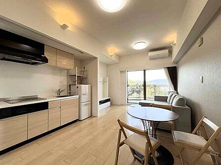 【living room】【dining room】ナチュラルな雰囲気のLDK。LDKの向こうには浜名湖が眺められ、陽当たり・通風良好です♪