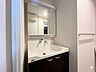 洗面：【wash basin】※ツールで残置物を削除しております。人気の3面鏡の洗面台。ミラー裏が収納になっているので、生活感を出さずに収納することが出来ます。