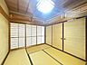 和室：【japanese-style room】リビング横の和室6帖。扉を開放すれば、より広い空間に♪