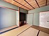 室内：【japanese-style room】西側8帖の和室です。採光の良い和室はのんびりと寛げる空間です。