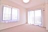 室内：窓からたっぷりと陽光が注がれる、明るく快適なプライベート空間となっております。