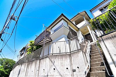 外観:窓からたっぷりと陽光が注がれる明るい住まい。 外観:窓からたっぷりと陽光が注がれる明るい住まい。