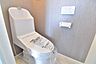 トイレ：清潔感のあるシンプルで使いやすいトイレです。