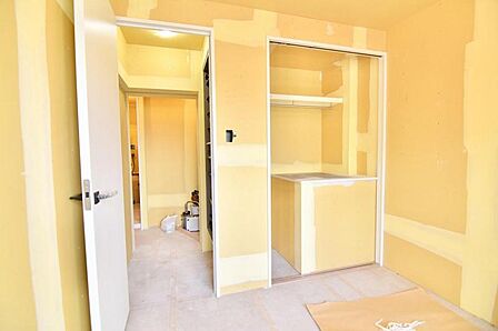 各部屋に備えられたクローゼット。普段使わないものを全部しまってしまえば、お部屋の空間をたっぷり使うことが出来ます。