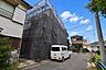 外観：前面道路は車通りの少ない道です。小さなお子様も安心してお過ごしいただけます。