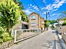 外観：前面道路は車通りの少ない道です。小さなお子様も安心してお過ごしいただけます。
