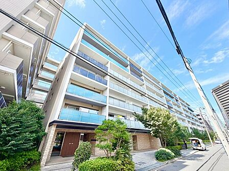 窓からたっぷりと陽光が注がれる明るい住まい。 ご家族の成長に合わせてお住まい頂ける仕様の間取り。日々の疲れを癒してくれる主寝室。お子様も自分のお部屋でお勉強など出来るお部屋のご用意もございます。