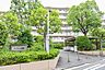 エントランス：エントランスは、まさに顔となる場所。シンプルながらも格調高い雰囲気を漂わせて上質な空間。