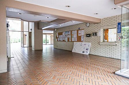 スタイリッシュなのはもちろん、質感があり、機能的でもあるロビー。
