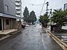 外観：周辺に住宅やマンションが立ち並ぶ、落ち着いた環境の前面道路です。近隣にはコンビニエンスストアもあり、毎日の買い物にも便利なロケーション。日々の生活動線がスムーズで快適に過ごせます