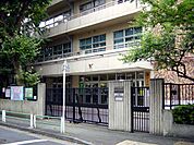 港区立南山小学校（698m）