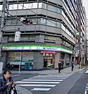 ファミリーマート 新日本橋駅前店（77m）