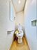 トイレ：【快適な温水洗浄便座】白を基調とした清潔感あふれるトイレ空間。手洗い付きの機能的なデザインで、小窓からの自然光が明るさをプラス。毎日使う場所だからこそ、シンプルで落ち着く設計に仕上げました。