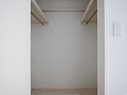 広いクローゼットは二ヵ所にハンガーポールを設置！！