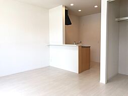 エミネンス・フルール 102 号室 1階ワンルームのリビング/ダイニング