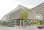 町田市立鶴川駅前図書館 241m