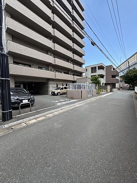 外観と前面道路