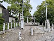 本マンションのすぐ横に八坂神社があります