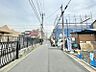 外観：前面道路は通学路なので、小さなお子様も安心してお過ごしいただけます。