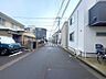 外観：前面道路は整備されており、落ち着いた住宅街に位置しています。