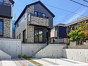 落ち着いた色合いで、周囲の街並みに馴染む外観です。
