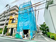 南側・東側に道路があり、開放感のあるつくり。陽当たりも確保されています。