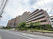 それぞれ独特の顔を持つあなただけのお住まい。各棟によって暖かい日差しの入り方・見え方も違うお住まい。実際の日当たりや現地の雰囲気もご確認くださいませ。