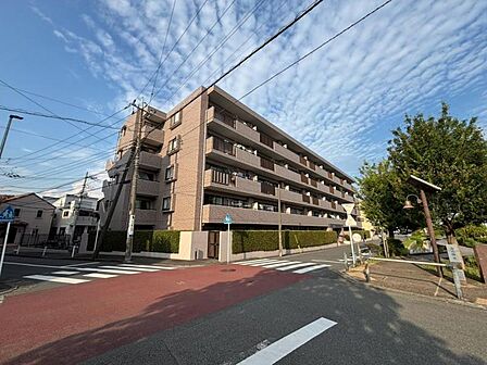 清潔感のあるシンプルな外観が魅力的な物件です。