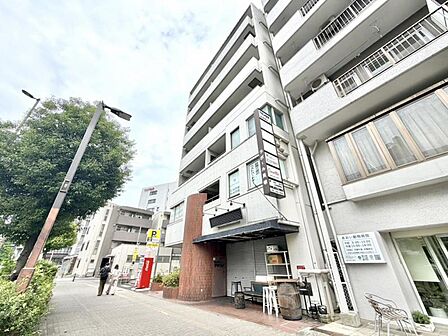 街並みに調和しながら、しっかりとした存在感を感じさせる外観。