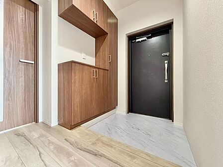 シンプルで落ち着いたデザインの玄関が魅力です。