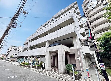 凛とした表情を見せる外観は時の移り変わりの中で様々な表情を見せてくれます。素材の持つ独特な存在感により「永く住み続ける住まい」にふさわしい住宅が完成しました。