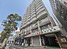 外観：繁華街から近い当マンションの周辺には、飲食店や商業施設が立ち並び、日々の買い物や外食にも便利な、利便性の高い住環境が整っています。