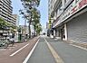 外観：国道沿いに位置しながら、建物前面には広々とした歩道が整備されており、お子様とのお出かけの際にも安心です。