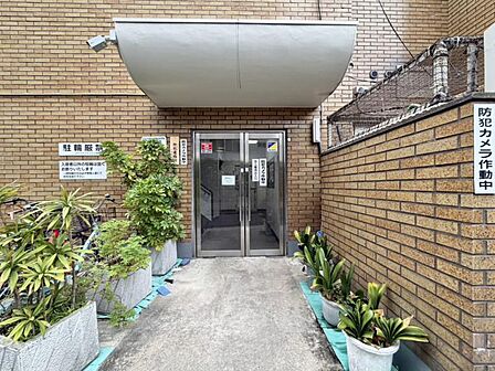 明るいエントランスが、毎日の帰宅を心地よく迎えてくれます。