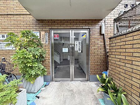 落ち着いた外観が迎えてくれます。