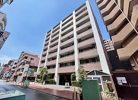 爽やかな陽光がもたらす至福の時間、ゆっくりと装いを変えていく街の情景、高く青い空のと悠久を感じる自然、この街ならではの美しい情景が織りなす時を感じ始まる家族の物語