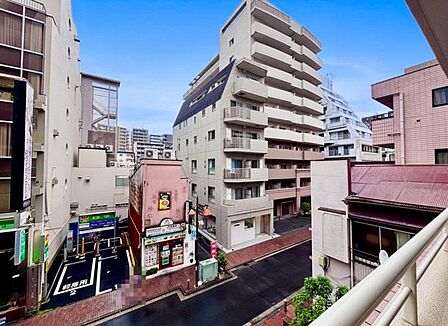 青いキャンパスに描かれた未来。この街に移り住み、この街で過ごす私たちの未来は、きっとこの雲のようにいろいろな形の幸せへと変わり、溢れるほど運んで来てくれることでしょう。