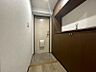 玄関：高いデザイン性を持つ玄関は、安らぎに満ちた生活空間を予感させてくれます。