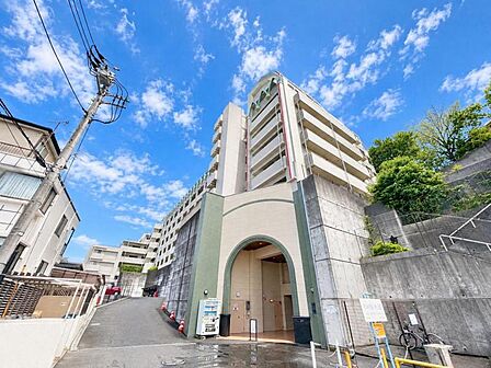 清潔感のあるシンプルな外観が魅力的な物件です。