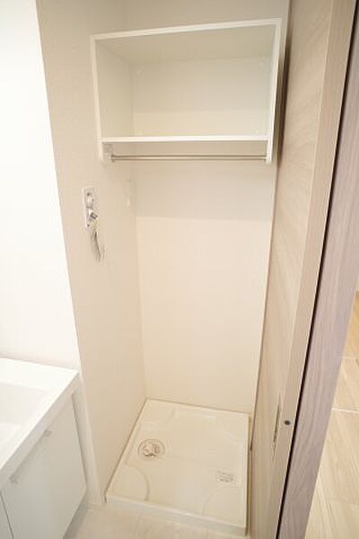 画像14:洗濯機置き場の上に棚があると洗剤やタオルを置けて便利！